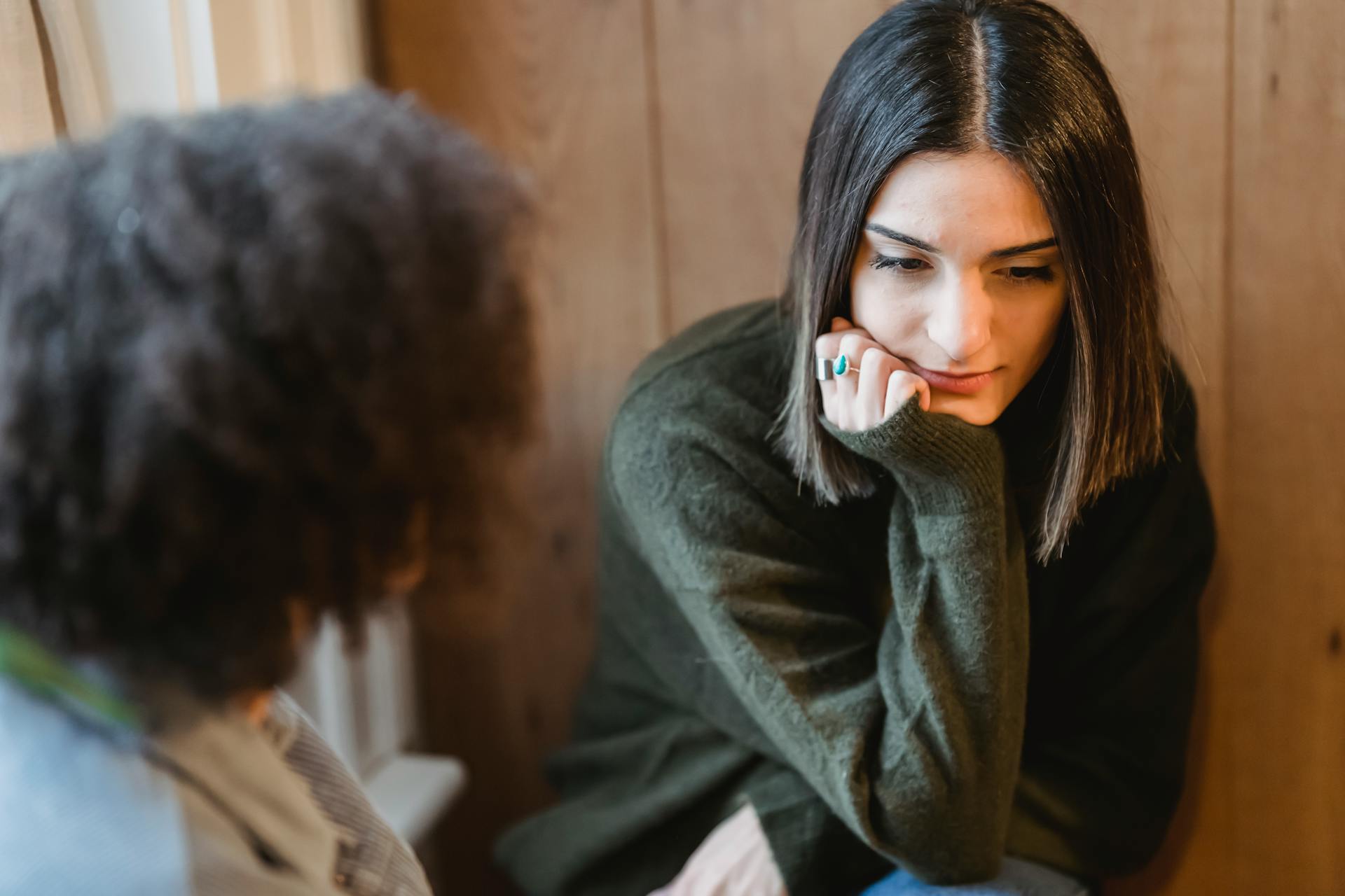 Upset woman with her friend | Source: Pexels