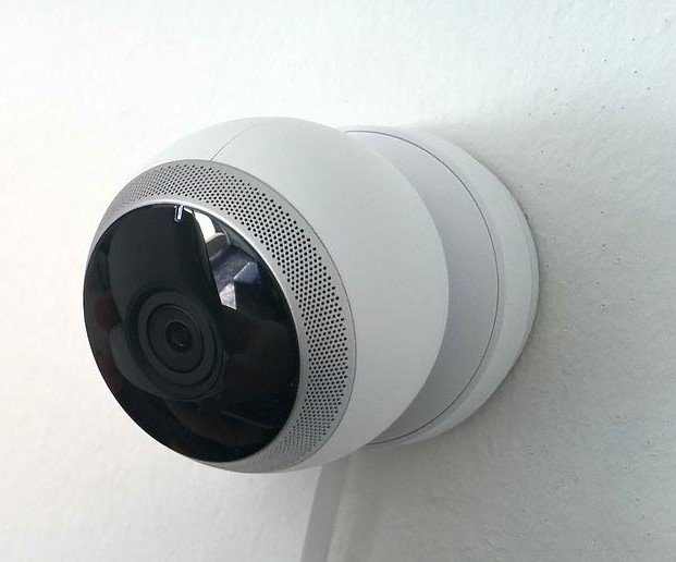 Laura installed a hidden camera in Ryan's bedroom. | Source: Pixabay