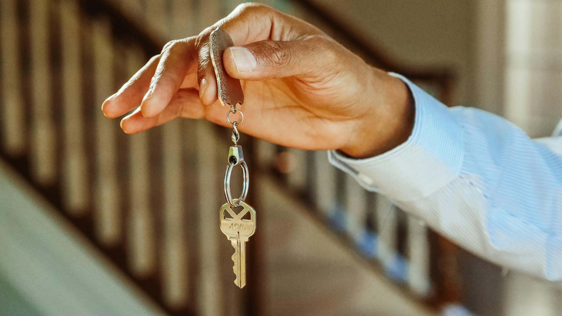 A man holding a key | Source: Pexels