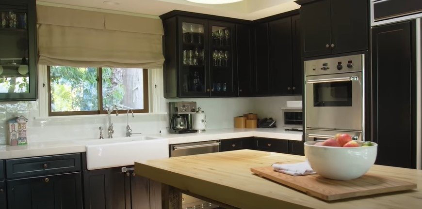 The kitchen of John Stamos's Beverly Hills home. | Source: YouTube/Architectural Digest
