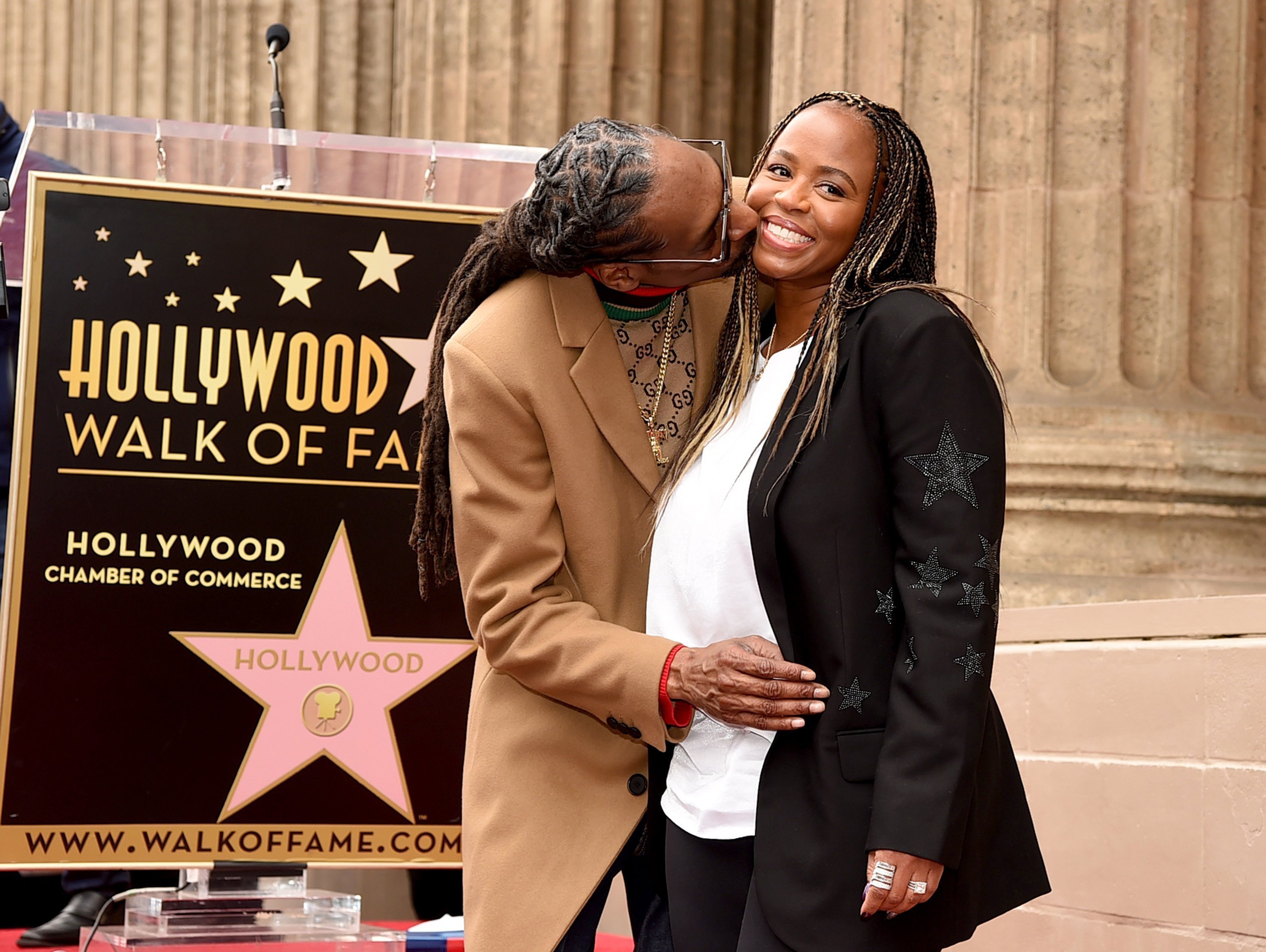 Snoop Dogg, con su esposa Shante Broadus, es honrado con una estrella en el Paseo de la Fama de Hollywood en 2018. |  Foto: Getty Images
