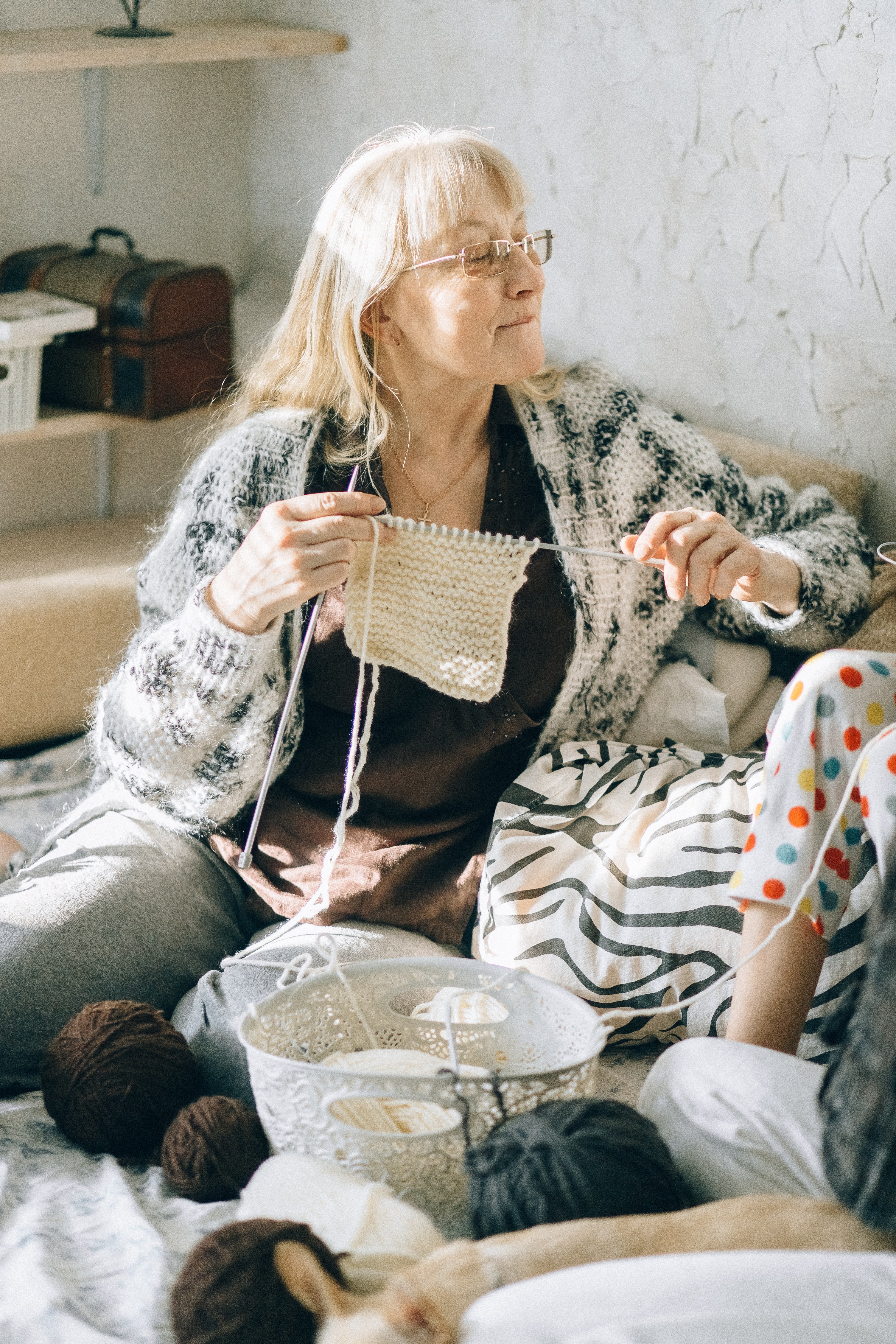 Edith was impressed by how quickly Alice learned to knit. | Source: Pexels