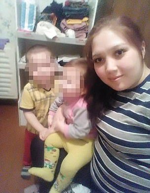 Rasulzhan Kyzy Barnokhon con sus hijos | Foto: YouTube/Телеканал 360° Rasulzhan Kyzy Barnokhon con sus hijos | Foto: YouTube/Телеканал 360°