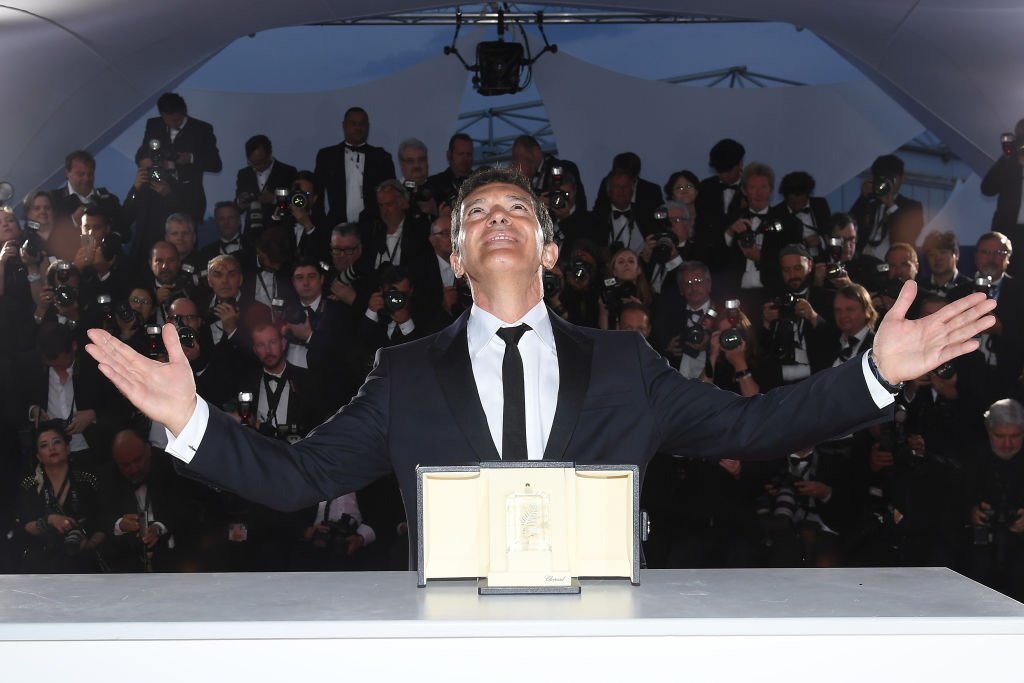 Antonio Banderas posa en la sesión de fotos de ganadores durante el 72º Festival de Cannes, el 25 de mayo de 2019 en Cannes, Francia. | Imagen: Getty Images.