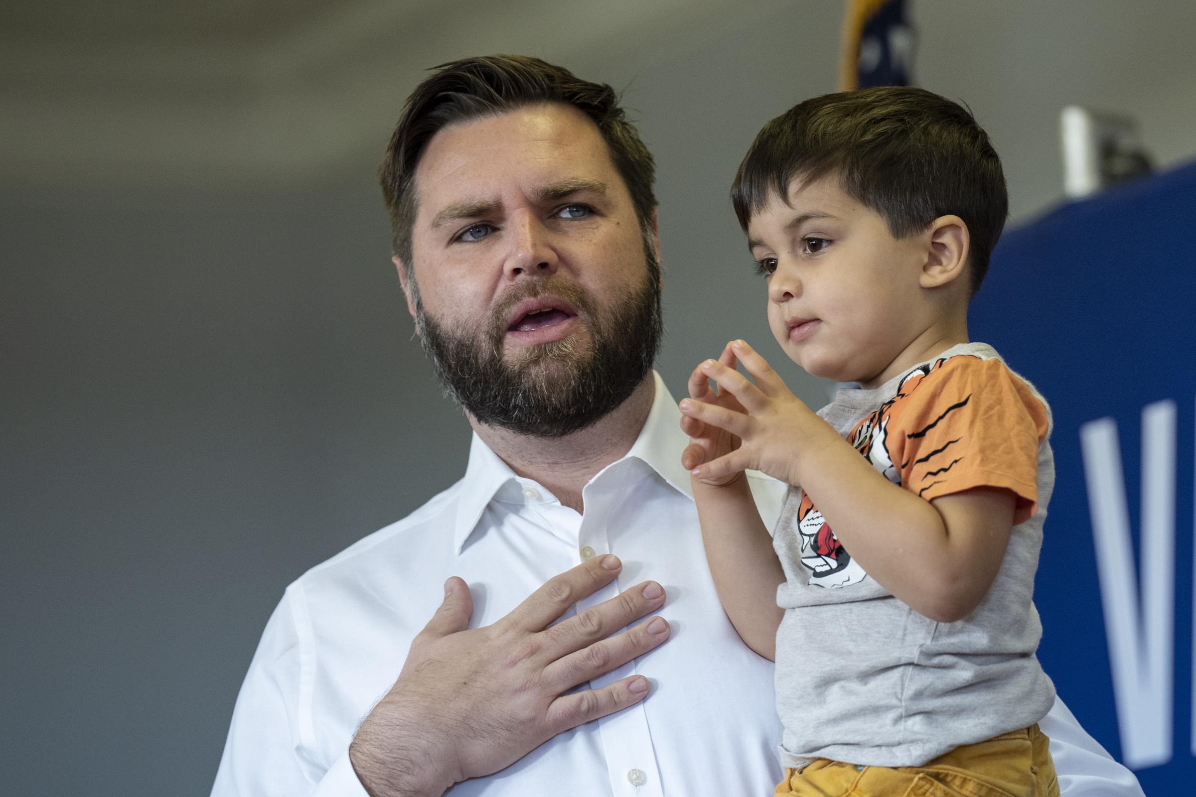 J.D. Vance and his son Vivek in Batavia, Ohio, on November 5, 2022 | Source: Getty Images