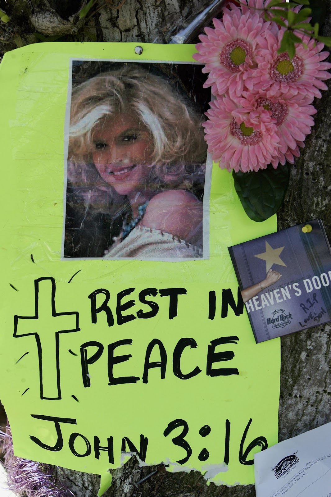 A poster for Anna Nicole Smith, part of a makeshift memorial in 2007 following her death. | Source: Getty Images