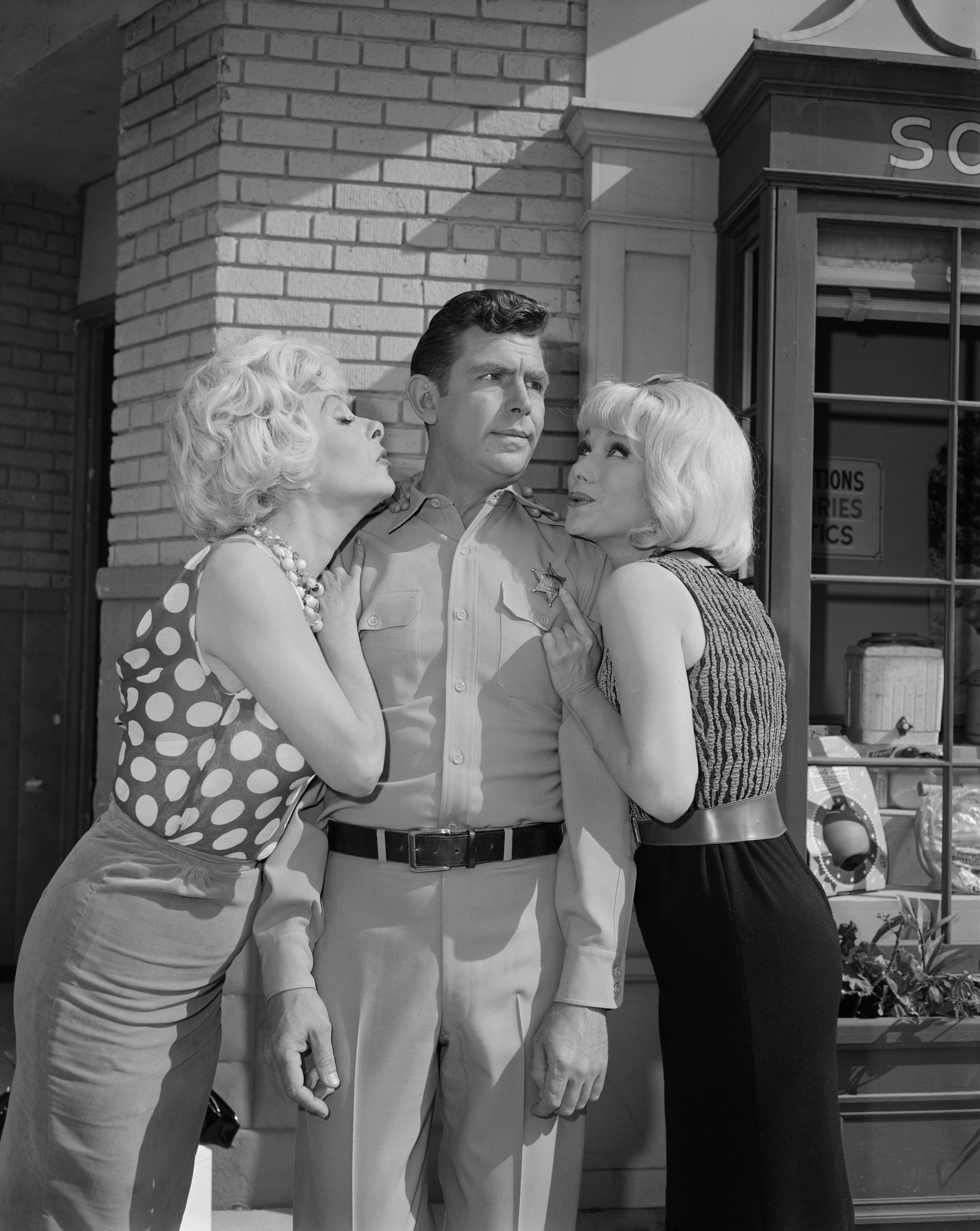 Jean Carson as Daphne, Andy Griffith as Andy Taylor and Joyce Jameson as Skippy on "The Andy Griffith Show" | Photo: Getty Images