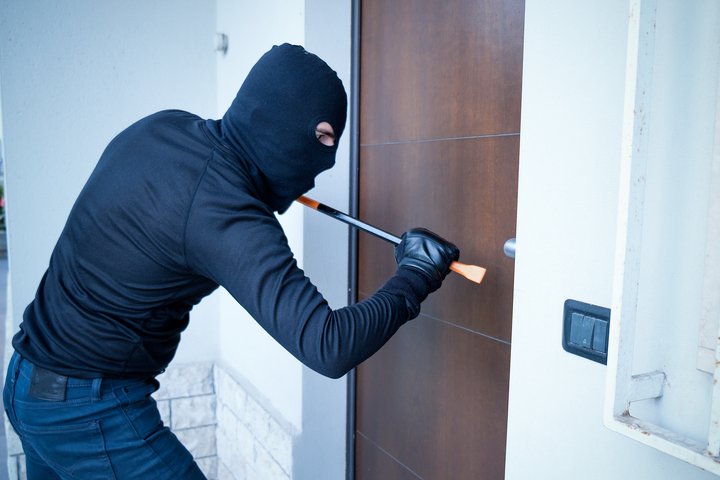 Enmmascarado intenta forzar una puerta. | Foto: Shutterstock