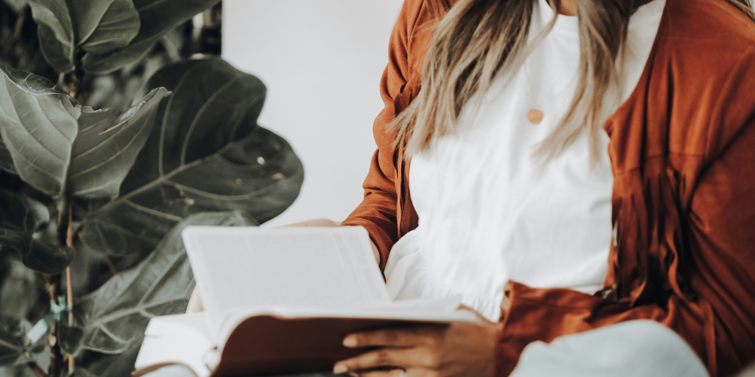 A woman reading a book | Source: Unsplash