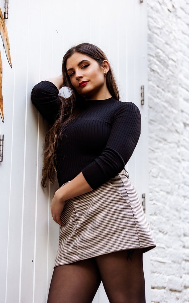 Une jeune femme portant une mini-jupe. l Source : Unsplash