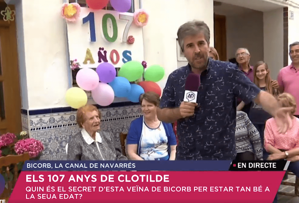 Clotilde siendo entrevistada rodeada de su familia │Imagen tomada de: Facebook / À Punt directe Clotilde siendo entrevistada rodeada de su familia │Imagen tomada de: Facebook / À Punt directe