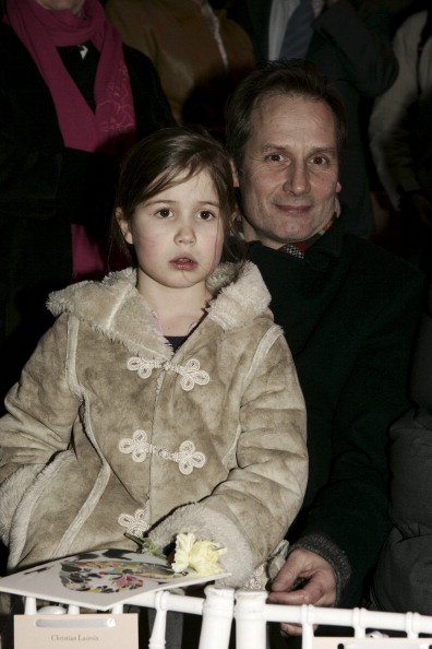 Hippolyte Girardot et sa fille lors du défilé de mode Lacroix Haute Couture Printemps Eté 2005, le 25 janvier 2005 à Paris, France. | Photo : Getty Images