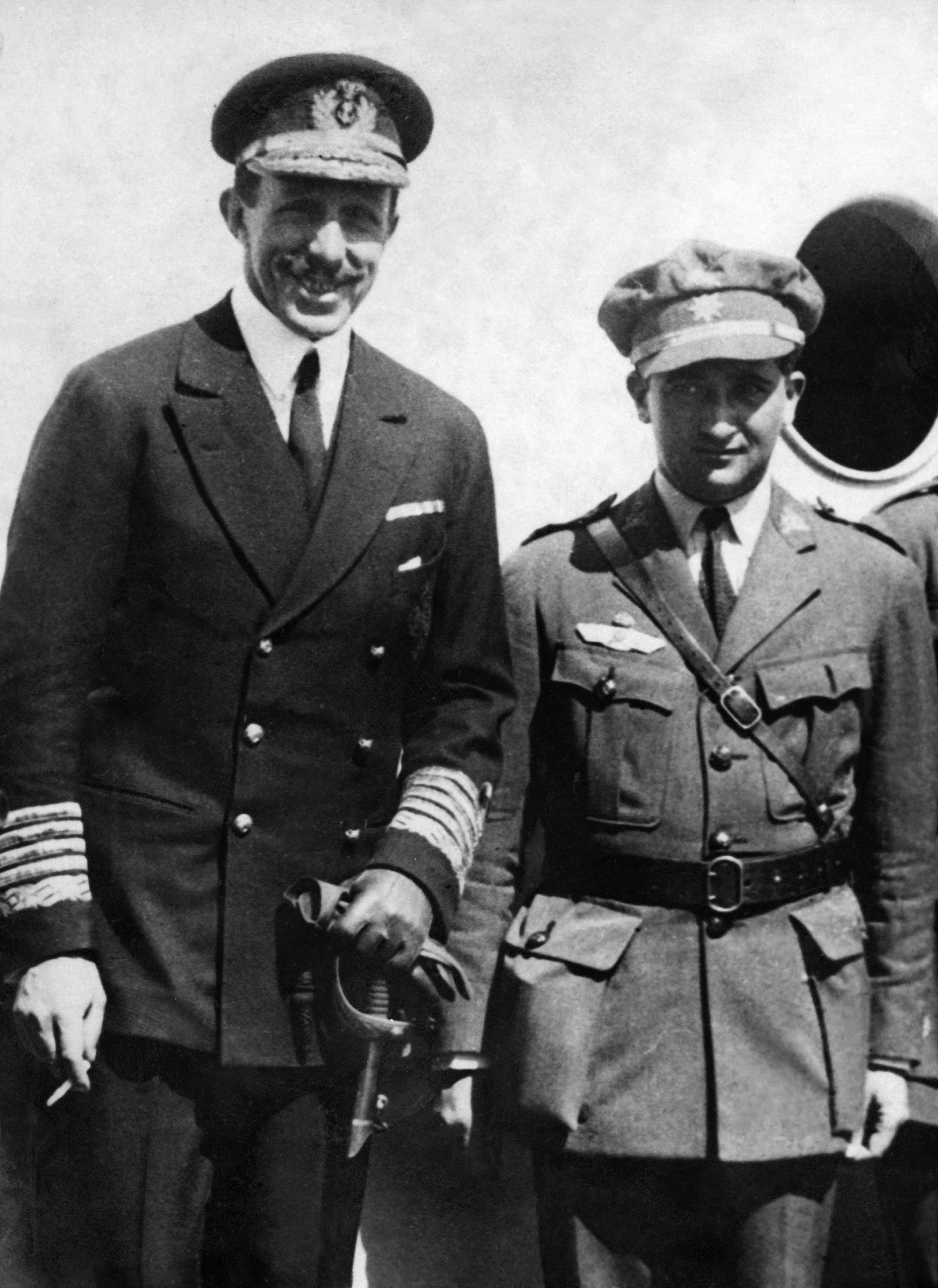 El rey Alfonso XIII junto a Ramón Franco, hermano de Francisco Franco. Año 1930. | Foto: Getty Images