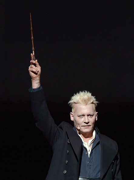 Johnny Depp in seiner Rolle aus "Fantastic Beast: The Crimes of Grindlewald", San Diego, 2018 | Quelle: Getty Images Johnny Depp in seiner Rolle aus "Fantastic Beast: The Crimes of Grindlewald", San Diego, 2018 | Quelle: Getty Images
