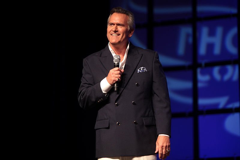 Bruce Campbell speaking at the 2014 Phoenix Comicon. | Source: Wikimedia Commons