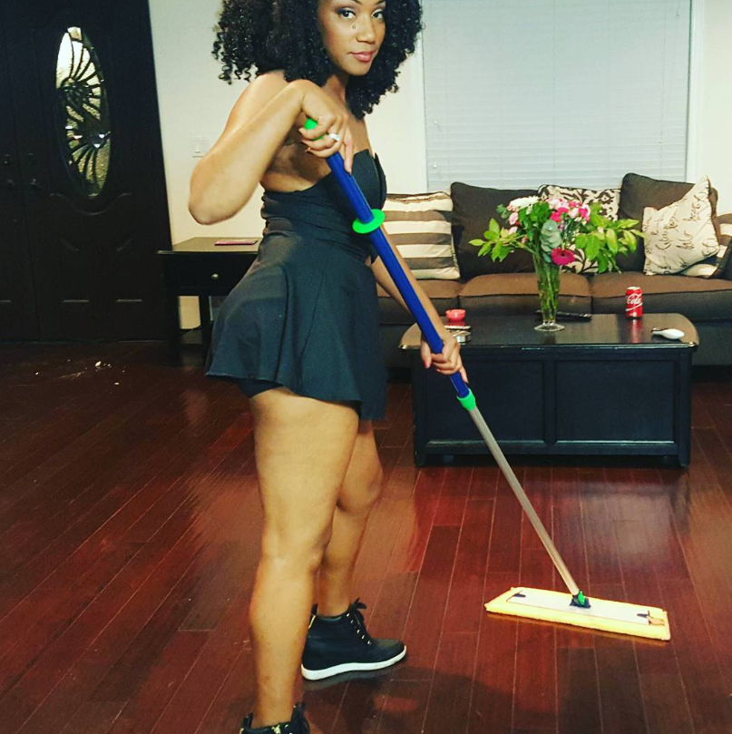 Tiffany Haddish in sportswear cleaning her house on December 2, 2015 | Source: Instagram/tiffanyhaddish