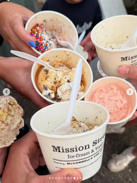 An up-close shot Orlando Bloom and companions holding their ice cream cups, dated August 2025 | Source: Instagram/orlandobloom