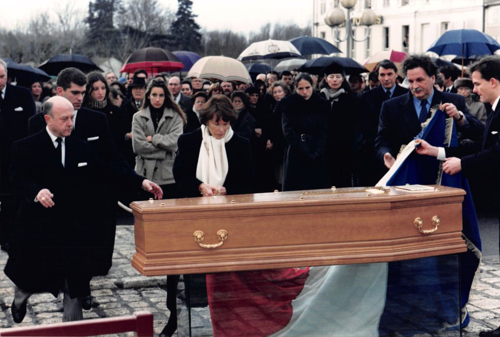 Danielle Mitterrand et Jean-Christophe Mitterrand lors des obsèques de François Mitterrand le 11 janvier 1996 à Jarnac, France. | Photo : Getty Images