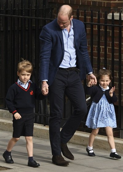 El príncipe William, el príncipe George y la princesa Charlotte en el Lindo Wing después de que la duquesa Kate dio a luz a otro hijo en el hospital St. Mary, el 23 de abril de 2018 en Londres, Inglaterra | Foto: Getty Images