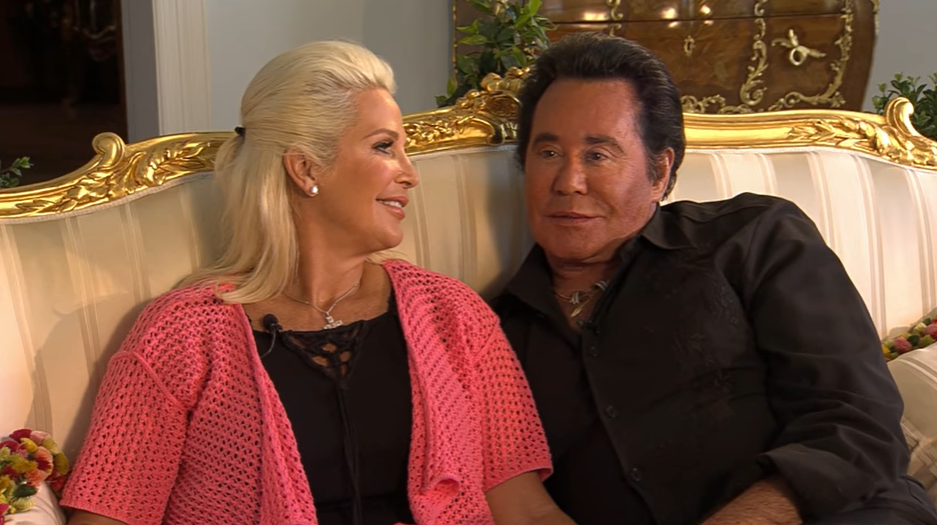 Kathleen McCrone and Wayne Newton on their former estate Casa de Shenandoah from a video dated July 3, 2012 | Source: YouTube/@mikecervantes