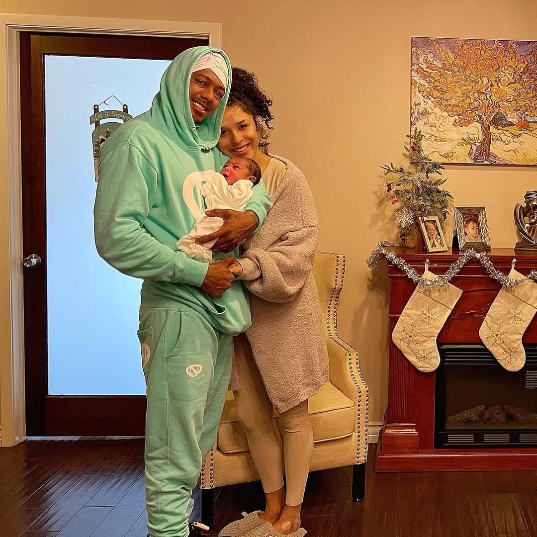 Nick Cannon, his daughter baby Powerful take photo with Brittany Bell from a post dated December 25, 2020. | Source: Instagram/missbbell
