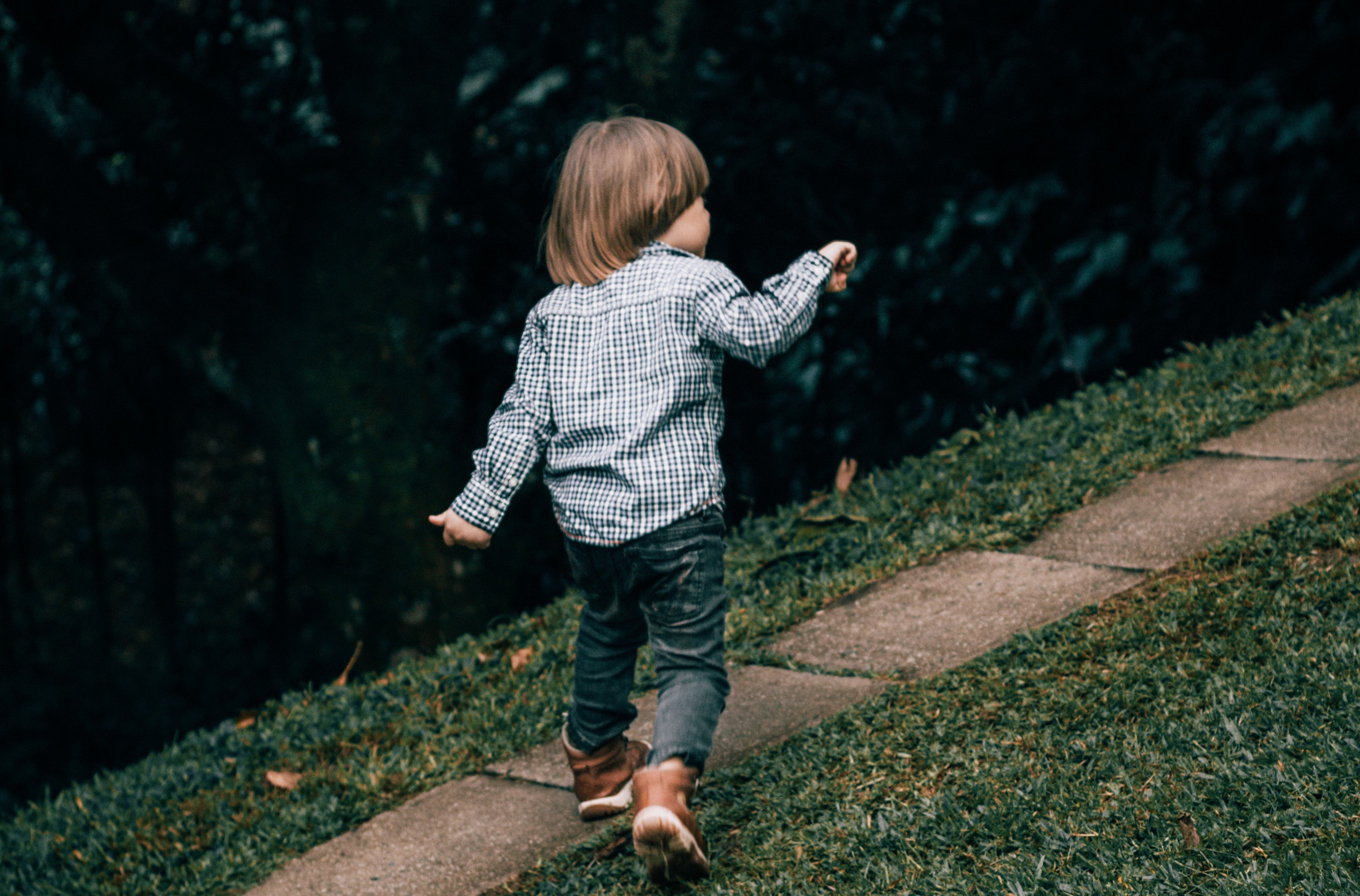 A parent on Reddit recalled a similar incident of her baby boy wandering onto the road without their knowledge | Photo: Pexels