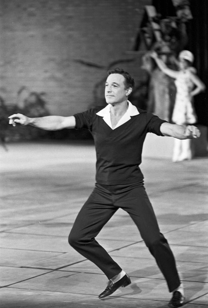 Dancer and choreographer Gene Kelly performing at night in the sculpture garden of the Museum of Modern Art for the CBS television special on September 1, 1965. | Photo: Getty Images