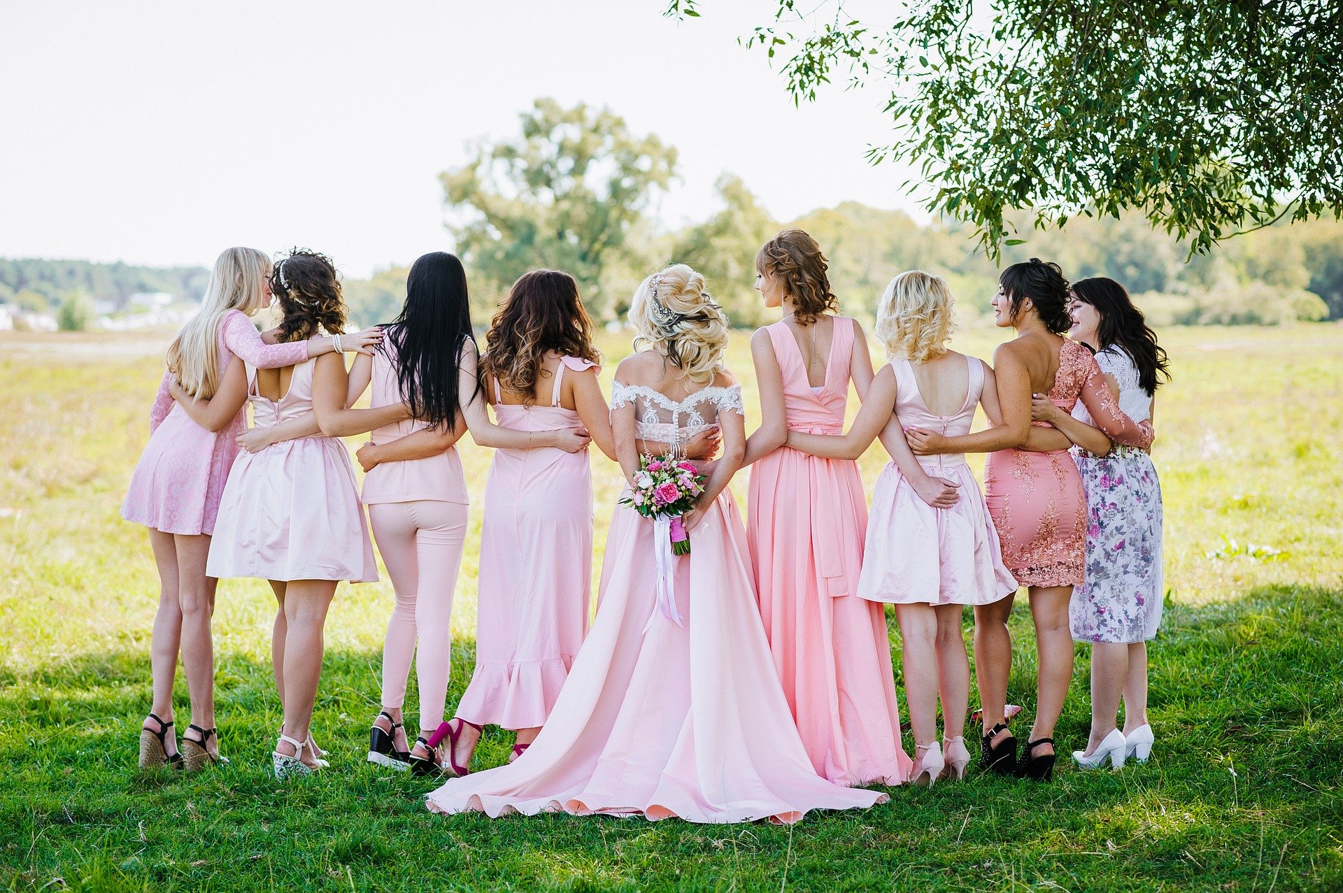 Mujer vestida de novia y rodeada de amigas. Fuente: Pixabay