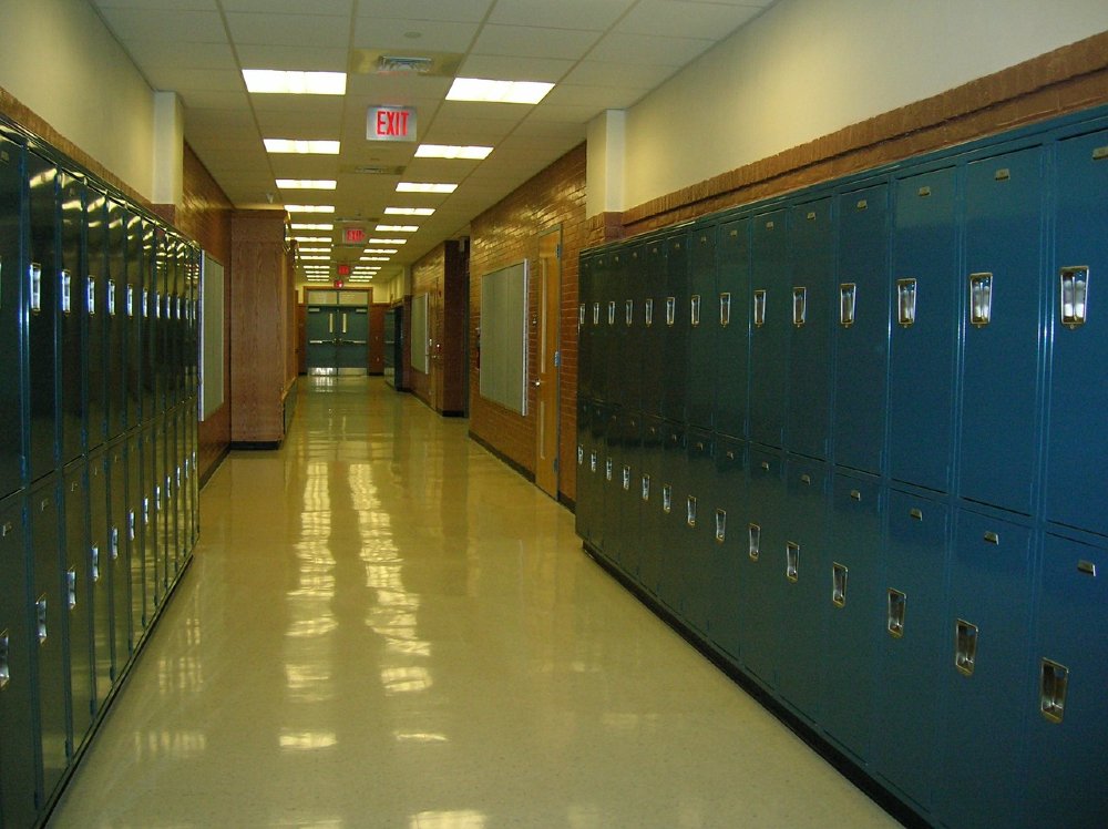 An American public school hallway. | Image: Pixabay.