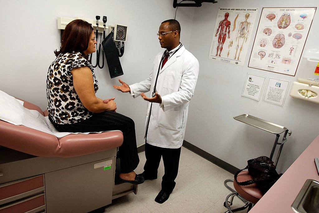 Un médecin consulte une femme | Photo : Getty Images