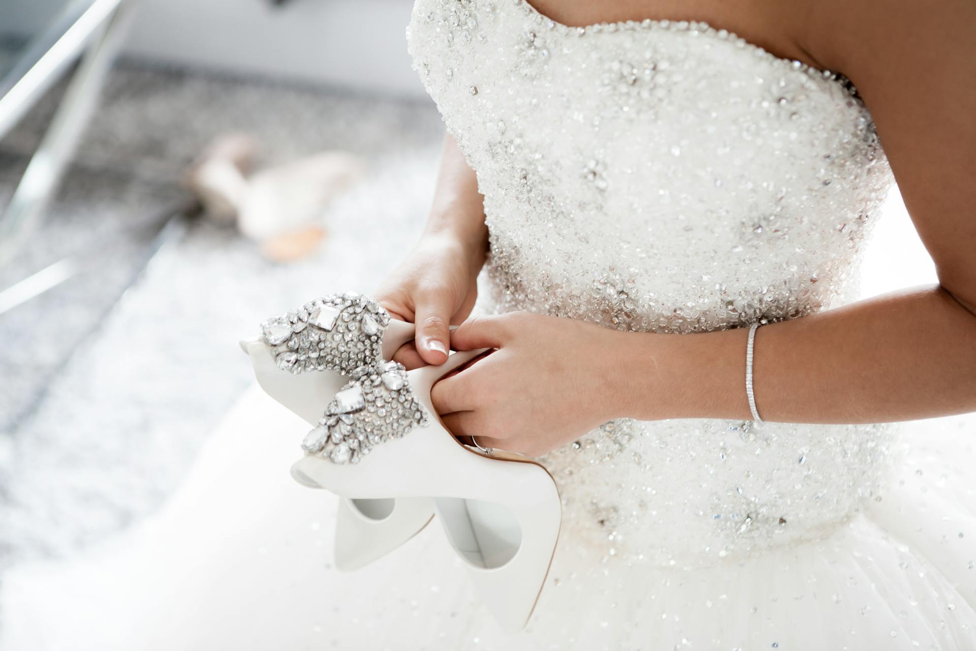 A bride holding her shoes | Source: Pexels