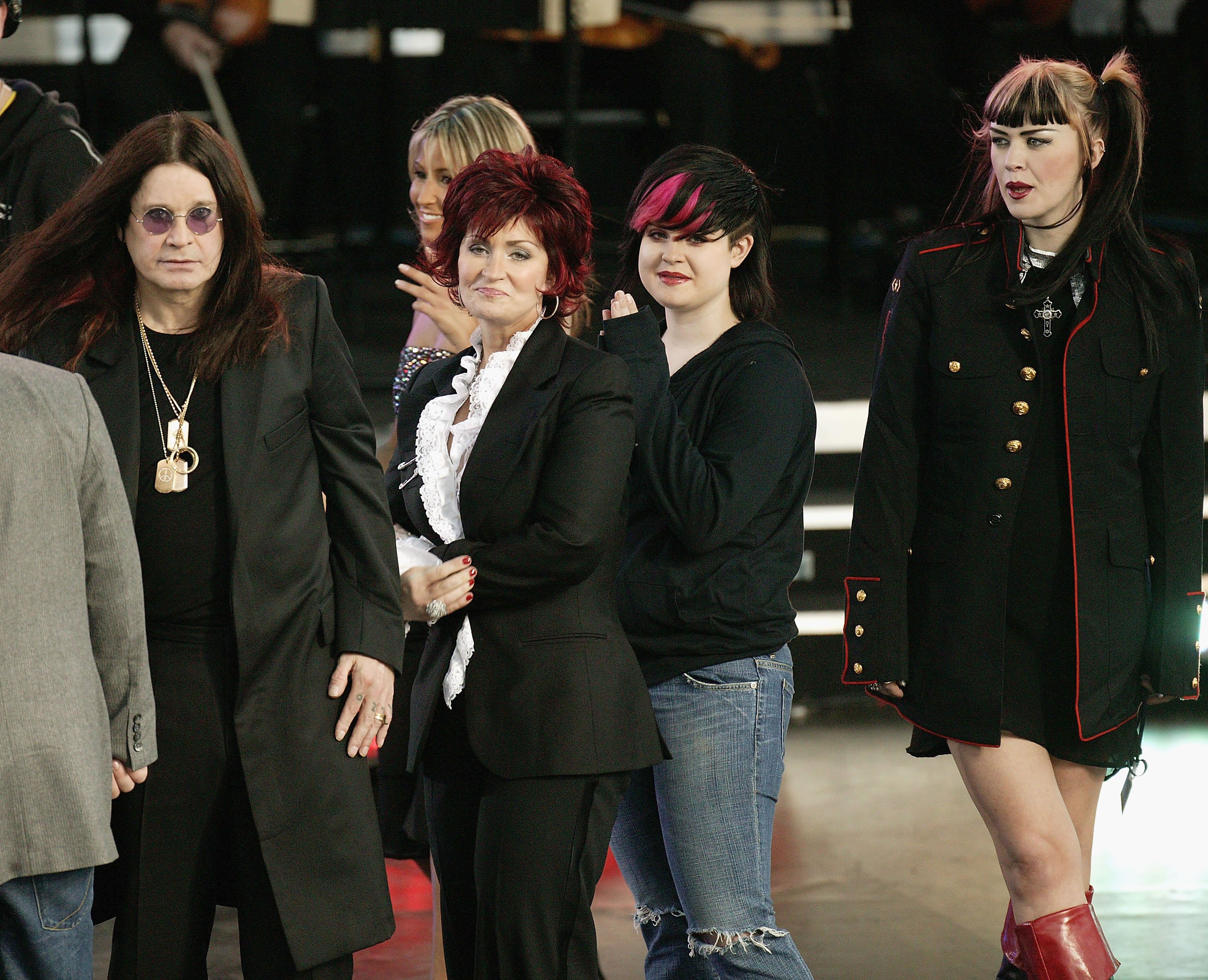Ozzy, Sharon, Kelly und Aimee Osbourne besuchen 2004 ein Konzert in London. | Quelle: Getty Images