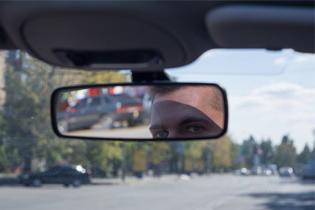 Rearview mirror. | Source: Pixabay