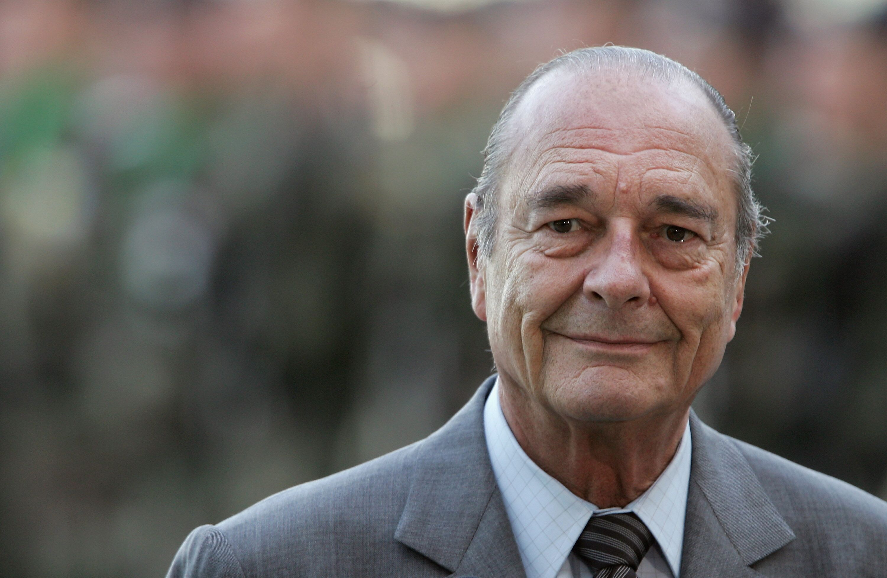 Le président français Jacques Chirac arrive à la Chancellerie pour rencontrer la chancelière allemande Angela Merkel à Berlin. | Photo : GettyImage Le président français Jacques Chirac arrive à la Chancellerie pour rencontrer la chancelière allemande Angela Merkel à Berlin. | Photo : GettyImage