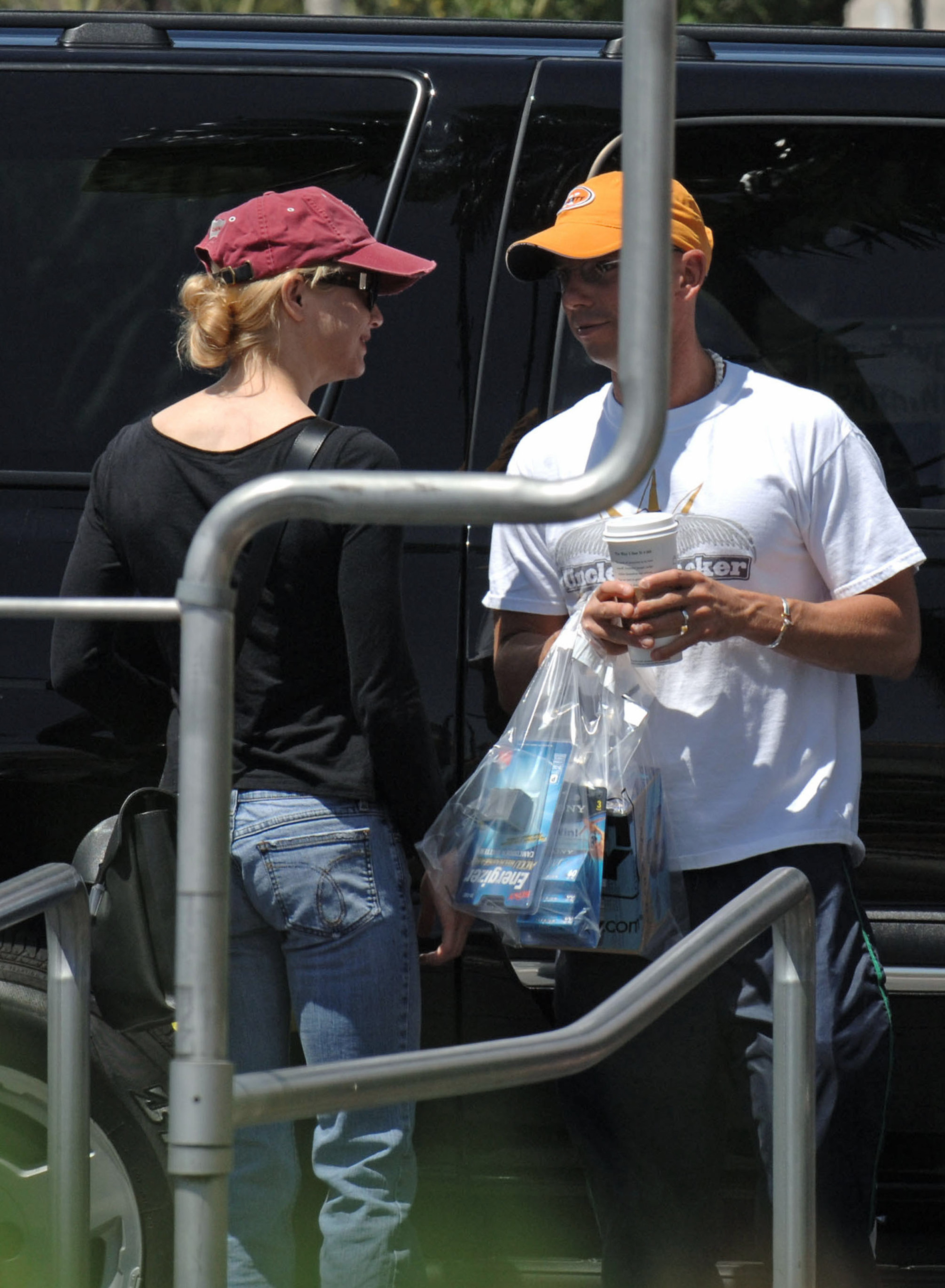 Renée Zellweger and Kenny Chesney seen on May 18, 2005, in Las Vegas, Nevada. | Source: Getty Images