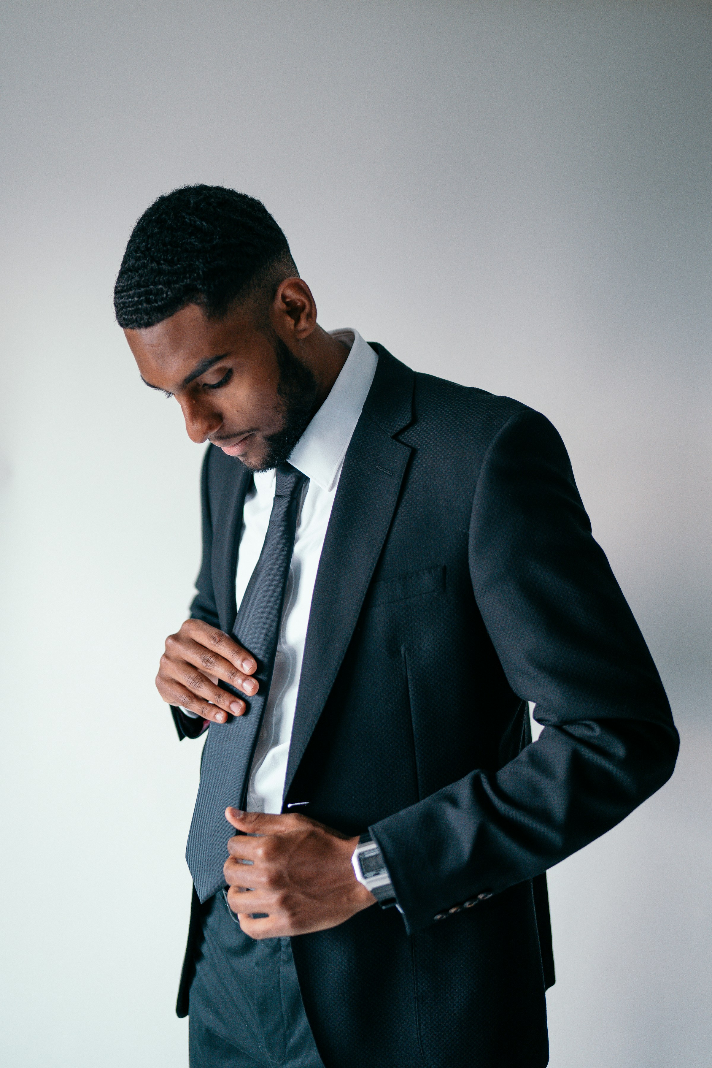 A man adjusting his tie | Source: Unsplash