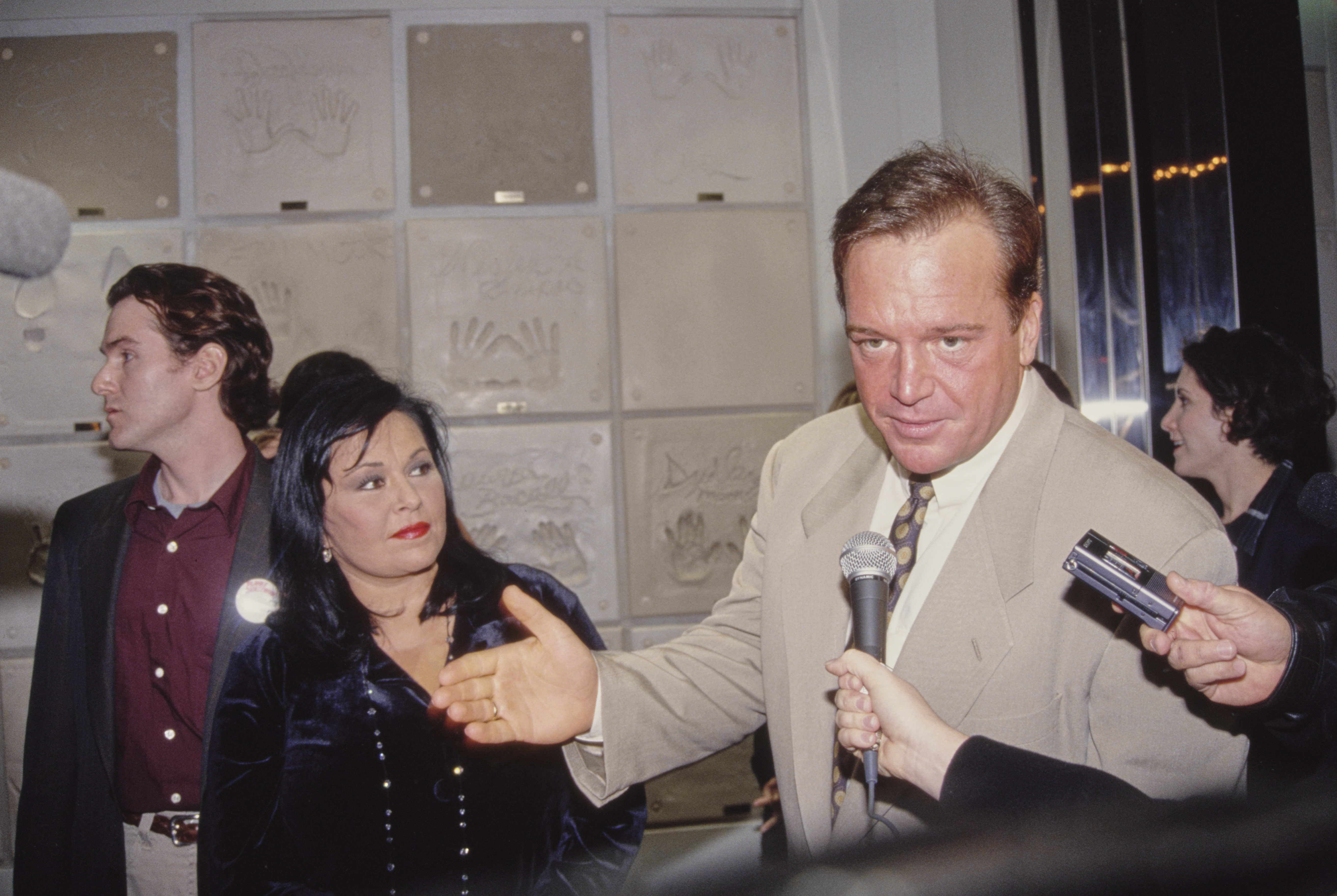 Tom Arnold and Roseanne Barr outside Planet Hollywood Restaurant on December 5, 1993 | Source: Getty Images
