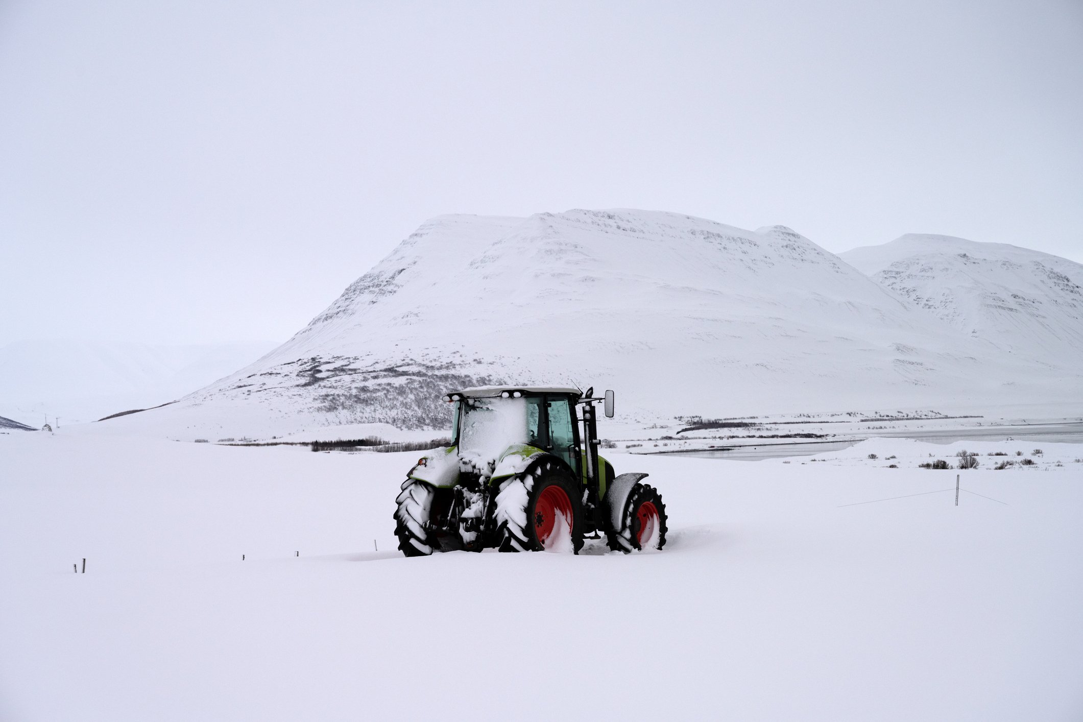 Foto eines Traktors in Greinivik, Norðurland eystra, Nordisland | Quelle: Getty Images