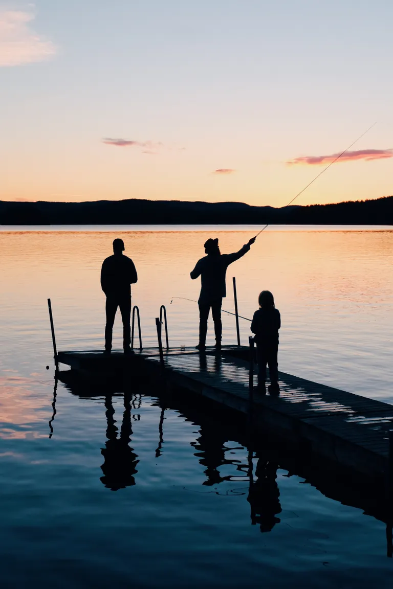 La famille de Patrick a passé du temps avec Peter et sa famille pendant leur court séjour au bord du lac. | Source : Olof Nyman/Pexels