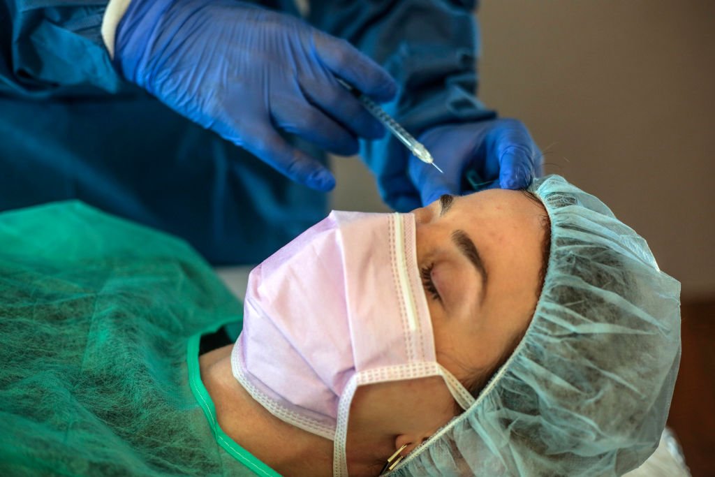 Une femme qui se fait injecter du botox. | source : Getty Images