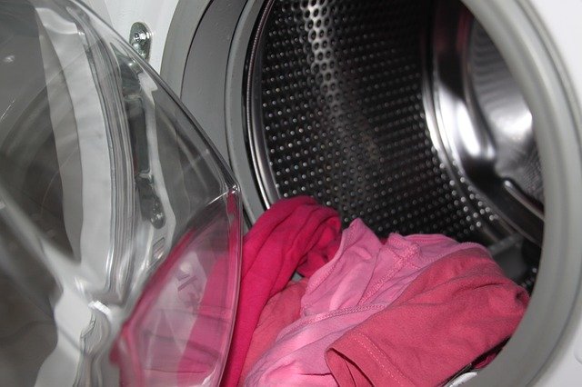 Lavadora con ropa. | Foto: Pixabay