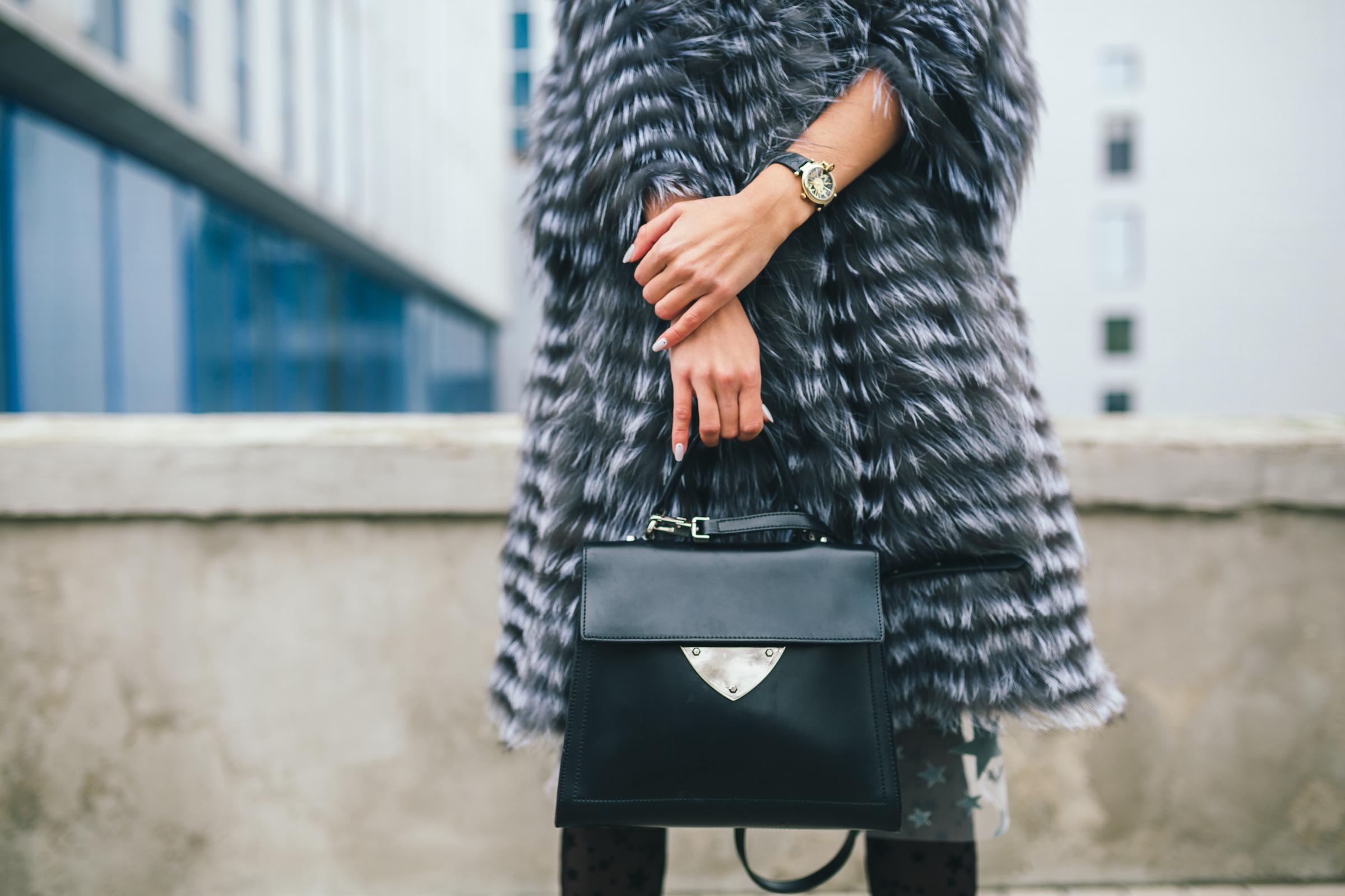 A woman holding a stylish bag | Source: Freepik