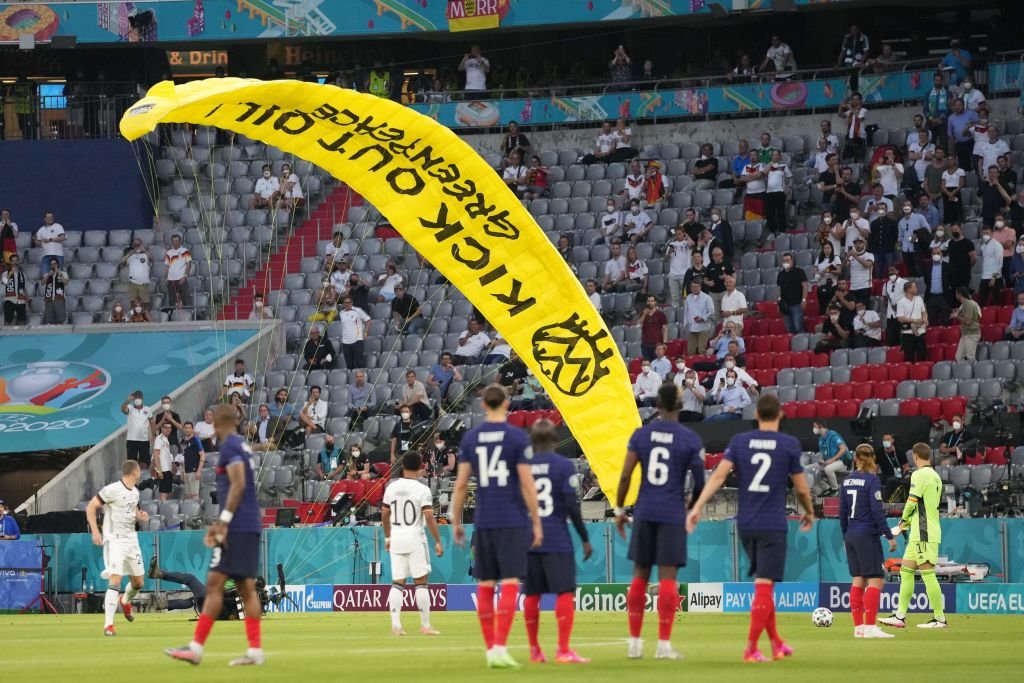 Un parapente atterrit sur le terrain lors du match de football de l'UEFA EURO 2020 Groupe F entre la France et l'Allemagne à l'Allianz Arena de Munich le 15 juin 2021. | Photo : Getty Images.