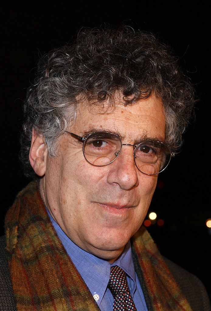 Elliott Gould attends the Los Angeles premiere of the film "Gosford Park" December 7, 2001 | Photo: GettyImages
