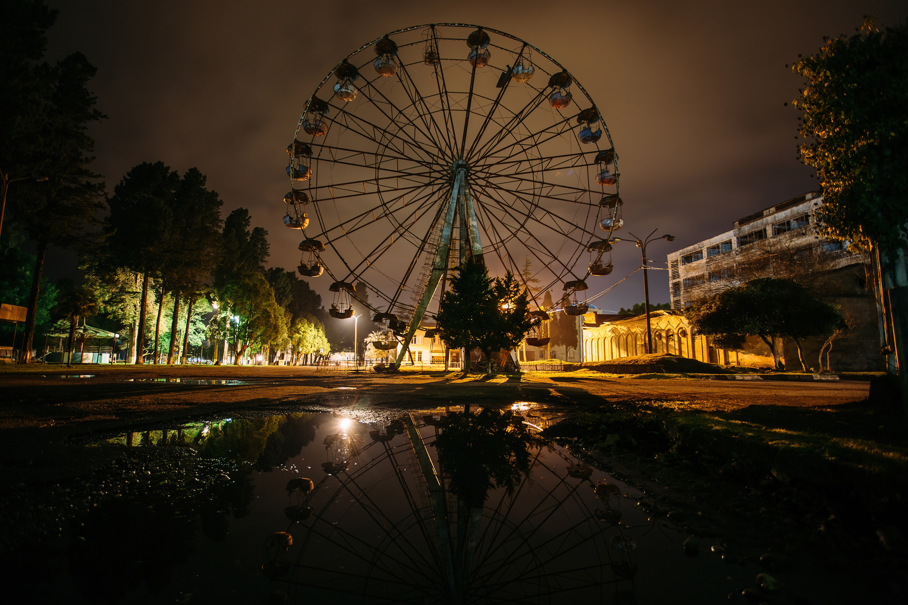 Old rusty broken abandoned Ferris wheel at night. | Source: Shutterstock