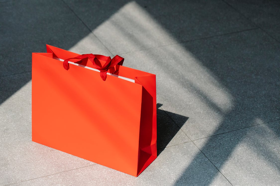 Bolsa de regalo en el suelo. | Foto: Pexels