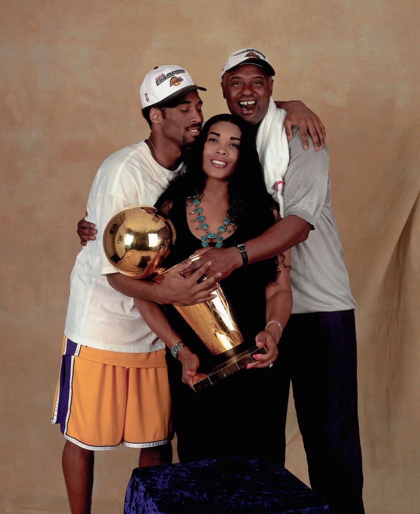 Kobe Bryant with his parents, Joe and Pamela Bryant after winning the NBA Championship in June 2000. | Photo: Getty Images