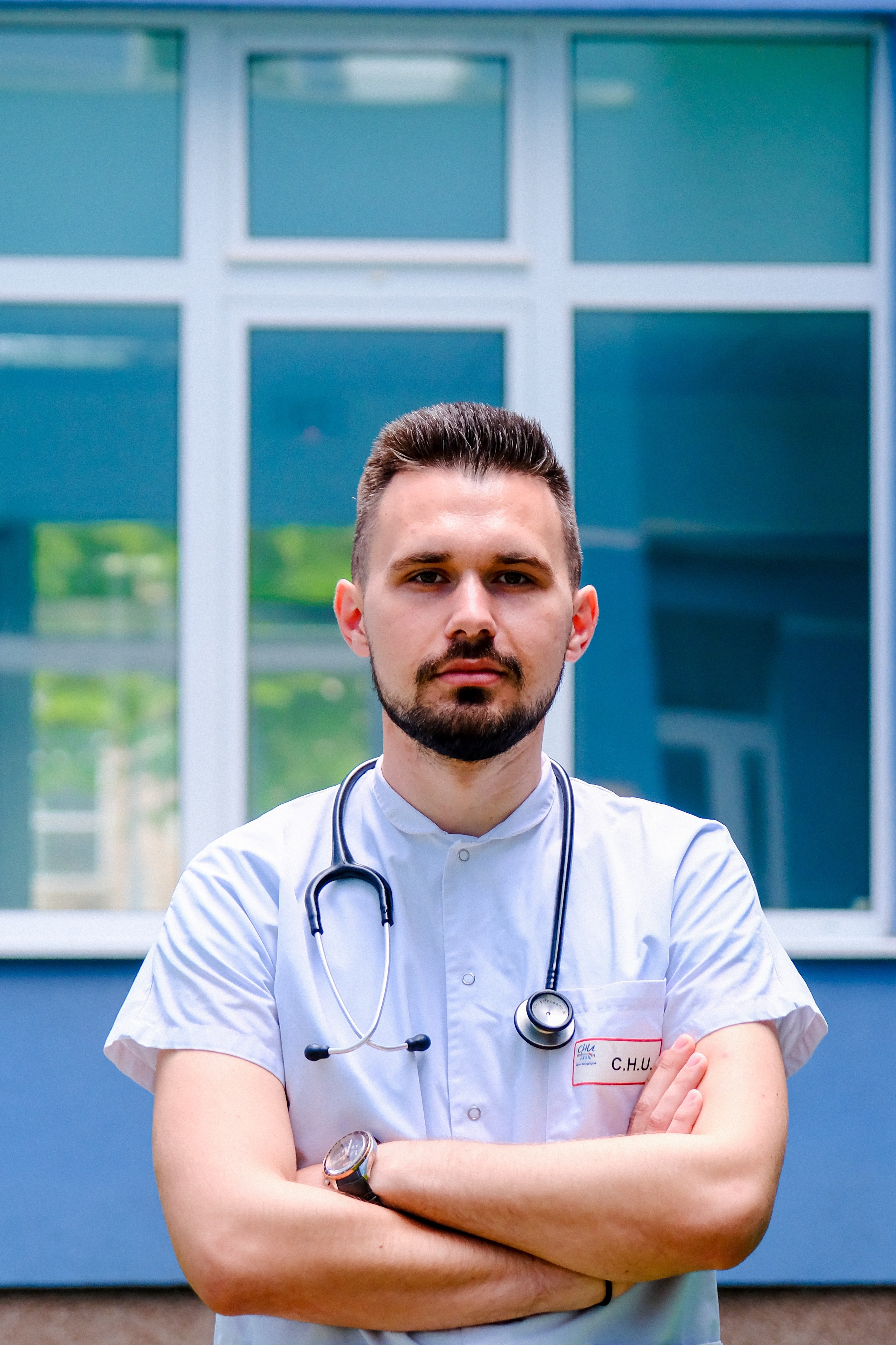 Hombre con uniforme de médico. | Foto: Pexels