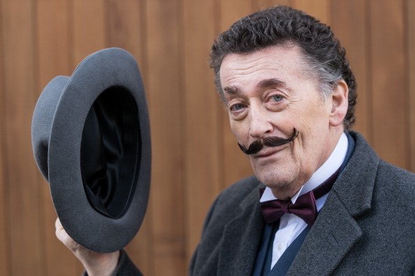 Robert Powell como Poirot en 'Black Coffee'. | Imagen: Getty Images Robert Powell como Poirot en 'Black Coffee'. | Imagen: Getty Images