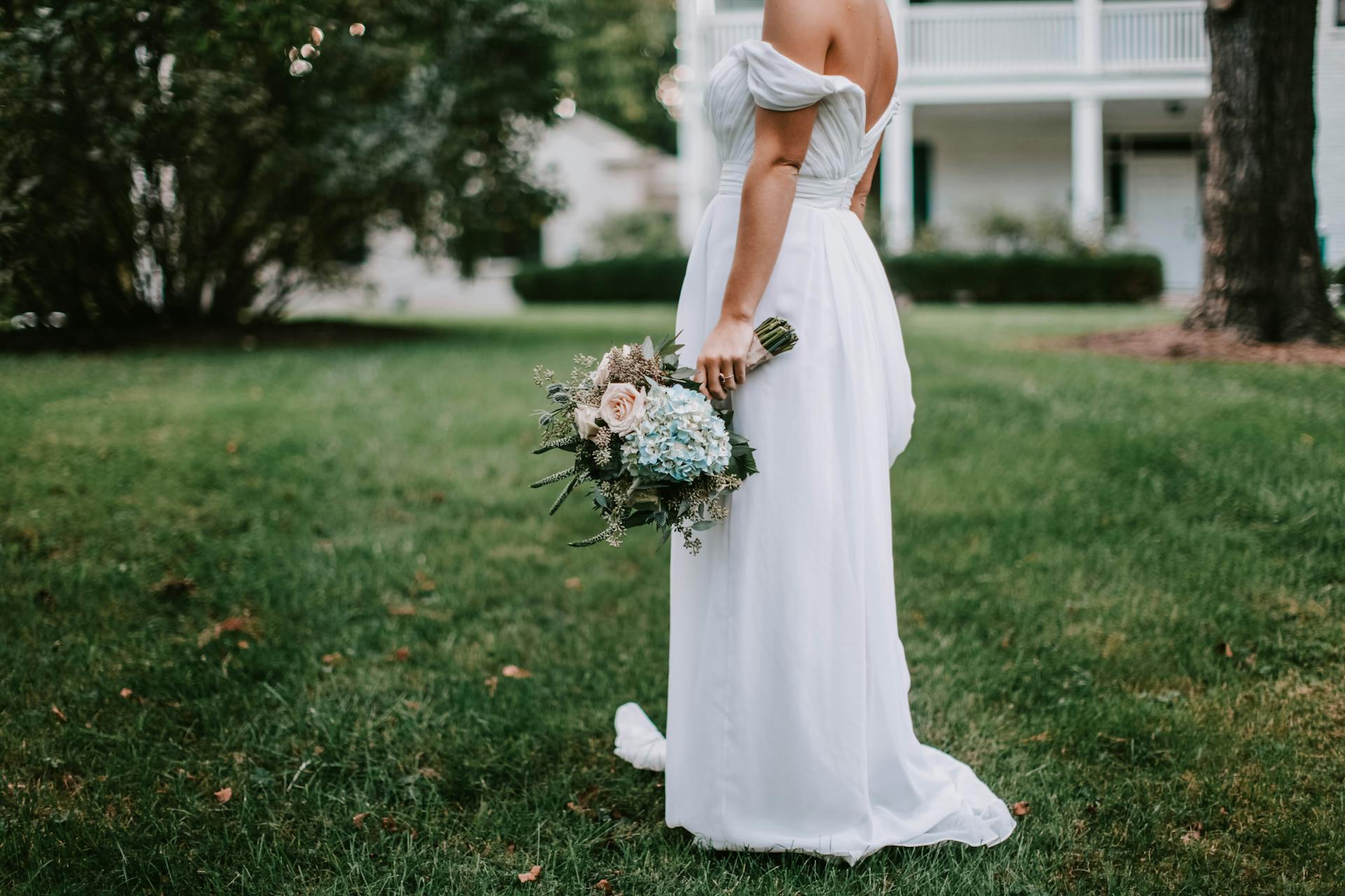 A bride standing on grass | Source: Pexels